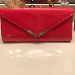 Coral clutch